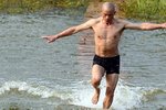 Čínský mnich zlomil světový rekord v běhu na vodě.