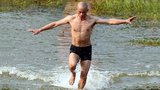 Čínský mnich běhá po vodě: Zvládne až 118 metrů