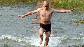 Čínský mnich zlomil světový rekord v běhu na vodě.