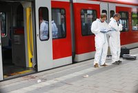 Útočník bodal do cestujících na nádraží: Při útoku křičel „Alláhu akbar“, jeden mrtvý