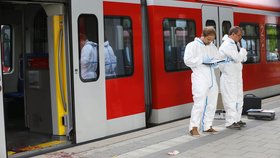 Útočník s nožem v ruce napadl cestující na nádraží u Mnichova. Při útoku křičel Alláhu akbar.