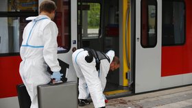 Útočník s nožem v ruce napadl cestující na nádraží u Mnichova. Při útoku křičel Alláhu akbar.