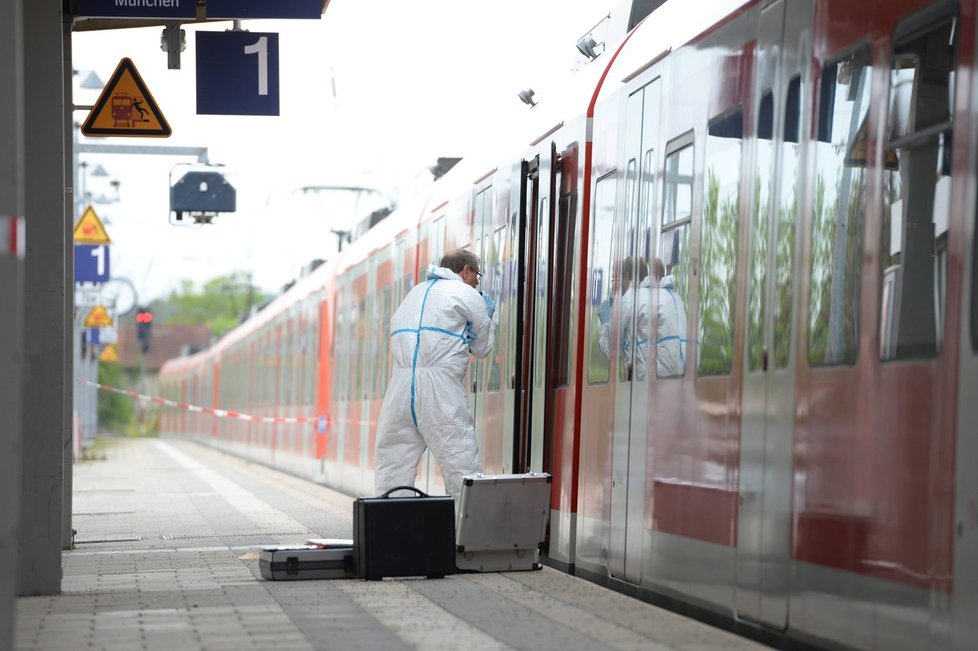 Útočník s nožem v ruce napadl cestující na nádraží u Mnichova. Při útoku křičel Alláhu akbar.