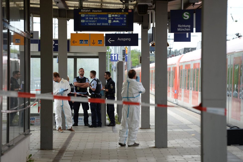 Útočník s nožem v ruce napadl cestující na nádraží u Mnichova. Při útoku křičel Alláhu akbar.