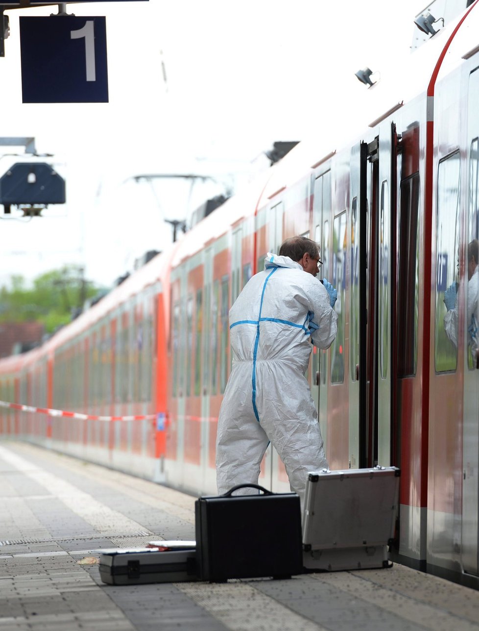 Útočník s nožem v ruce napadl cestující na nádraží u Mnichova. Při útoku křičel Alláhu akbar.