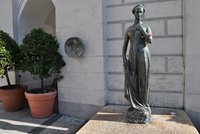 K Julii s ohmataným ňadrem přibude socha s penisem? Radní Marie razí genderovou vyváženost