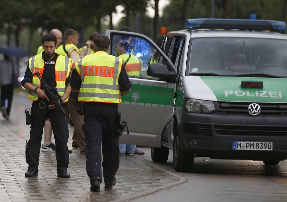 Útok v Mnichově: Střelba v obchoďáku a na náměstí, nejméně 10 mrtvých.
