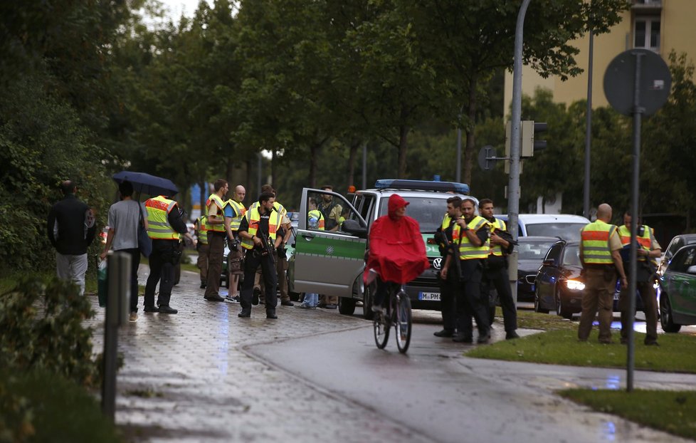 Útok v Mnichově: Střelba v obchoďáku a na náměstí, nejméně 10 mrtvých.