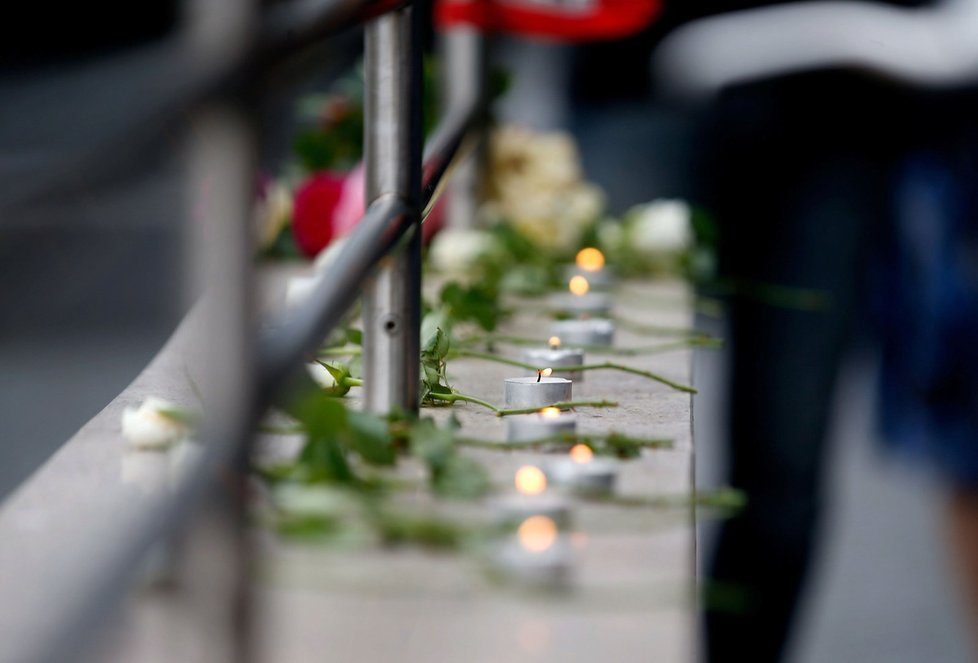 Lidé pokládali květiny před obchodní centrum Olympia