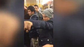 Uprchlíci v metru obtěžovali ženu: Starší pán se jí zastal, běženci zaútočili.