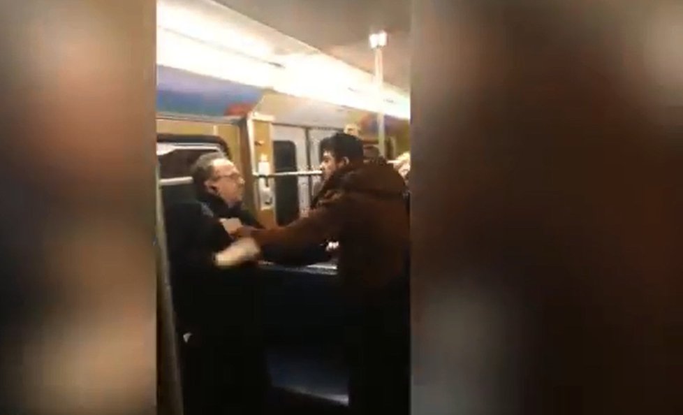 Uprchlíci v metru obtěžovali ženu: Starší pán se jí zastal, běženci zaútočili