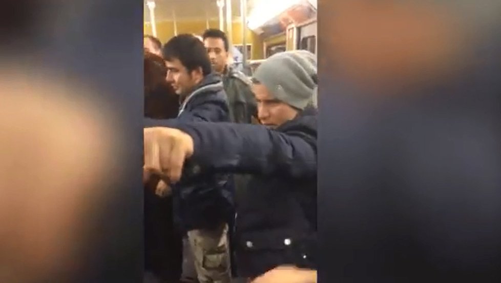 Cizokrajně vypadají muži se špatnou němčinou v metru obtěžovali ženu: Starší pán se jí zastal, gang pak zaútočil