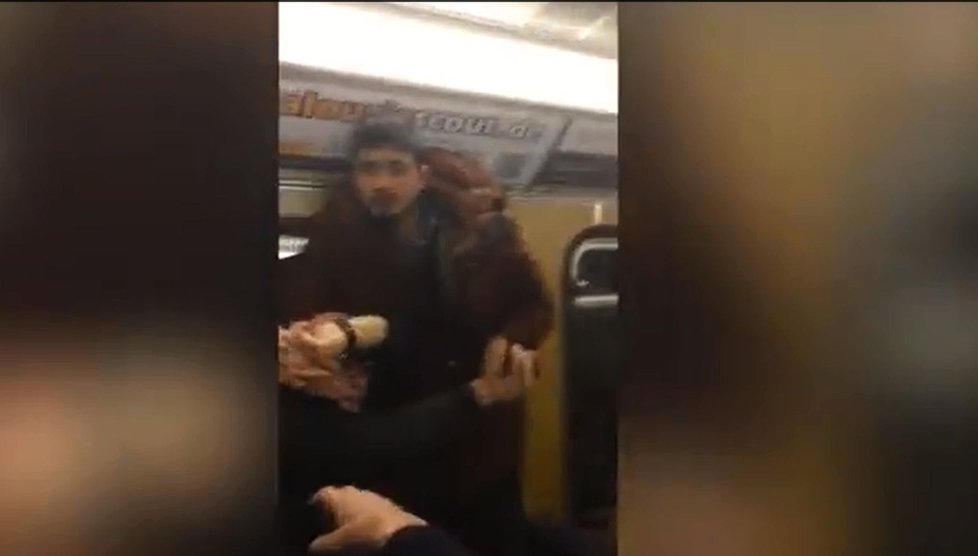 Uprchlíci v metru obtěžovali ženu: Starší pán se jí zastal, běženci zaútočili