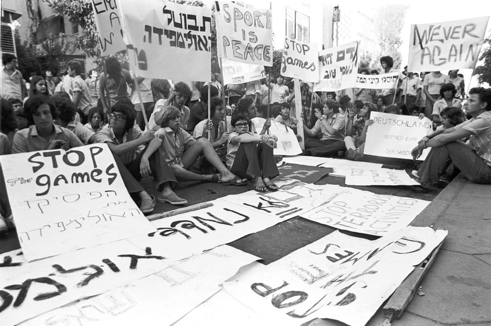 Protest za ukončení olympiády v Mnichově (1972) po teroristickém útoku na izraelskou výpravu