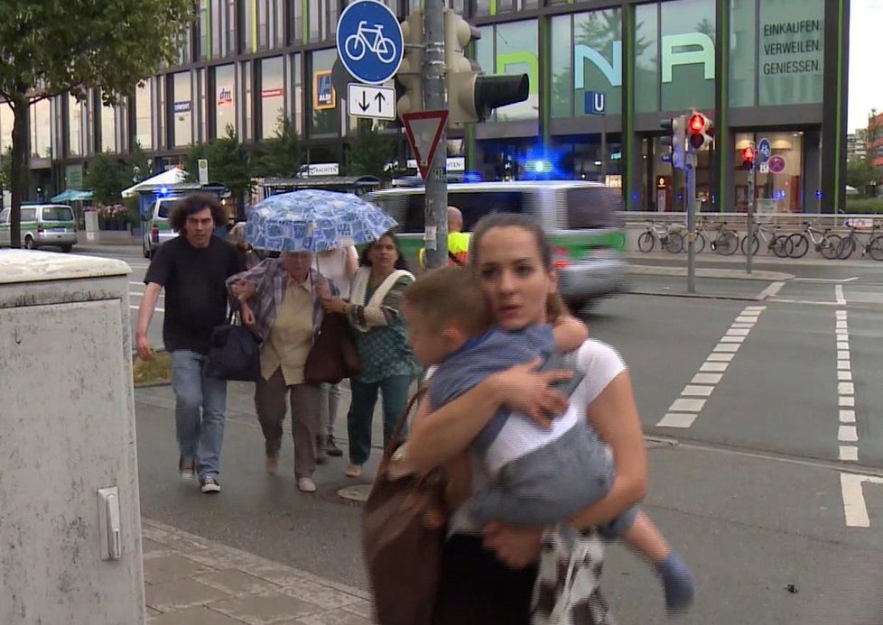 Na sedm let poslal dnes německý soud do vězení muže, který prodal pistoli osmnáctiletému mladíkovi, jenž předloni v Mnichově zabil devět lidí