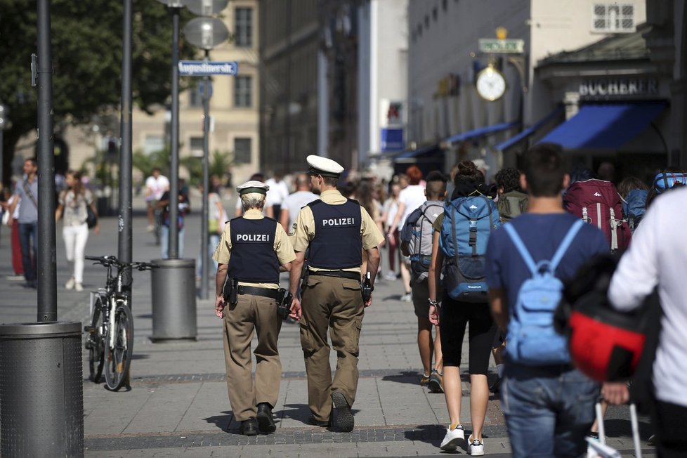 Teror v Mnichově před obchodním centrem