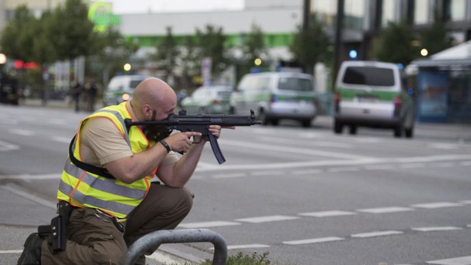 V Mnichově útočil osmnáctiletý Němec íránského původu, pak se sám zabil  