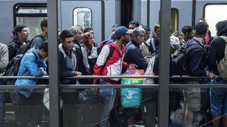 Do Německa přijíždějí tisíce migrantů, Merkelová čelí kritice Do Německa přijíždějí tisíce migrantů, Merkelová čelí kritice
