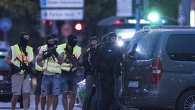 Policisté v Mnichově stále hlídkují kolem obchodního centra