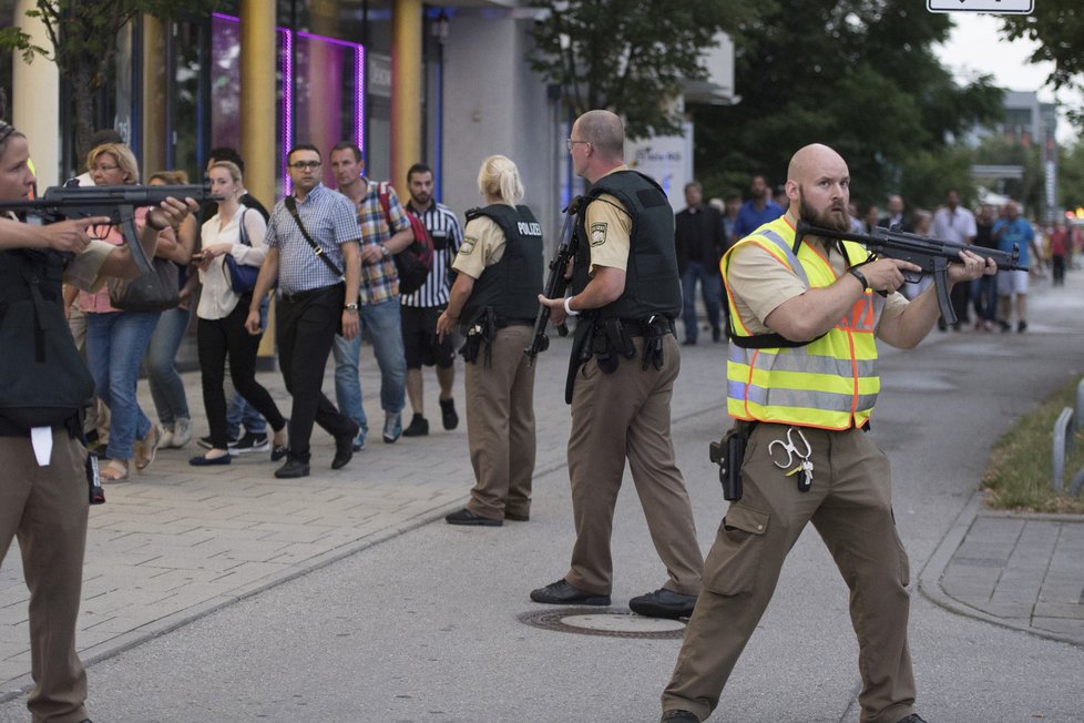 Policisté v Mnichově stále hlídkují kolem obchodního centra.