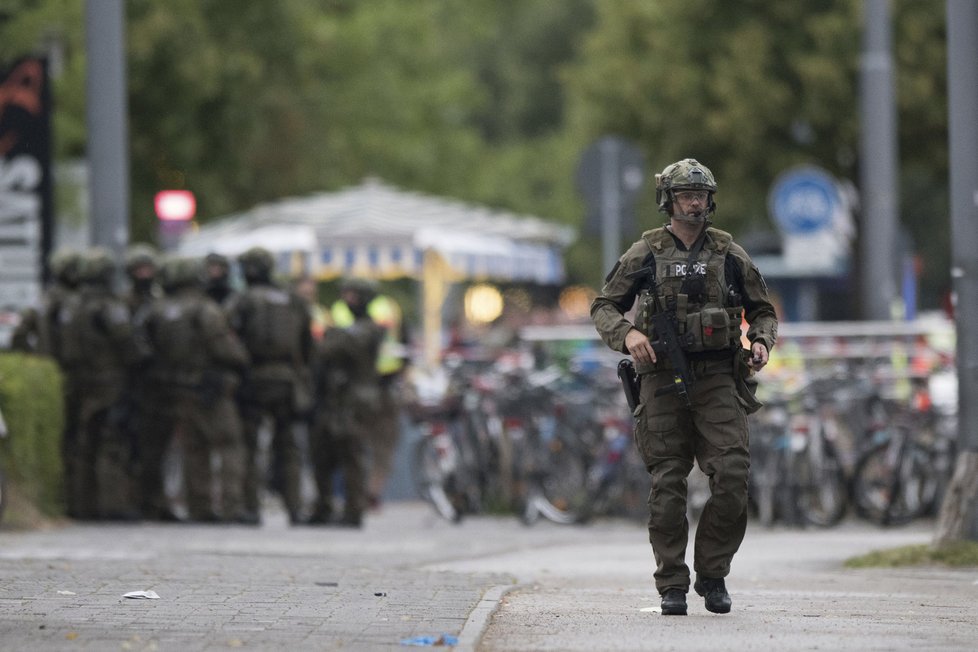 Policisté v Mnichově stále hlídkují kolem obchodního centra.