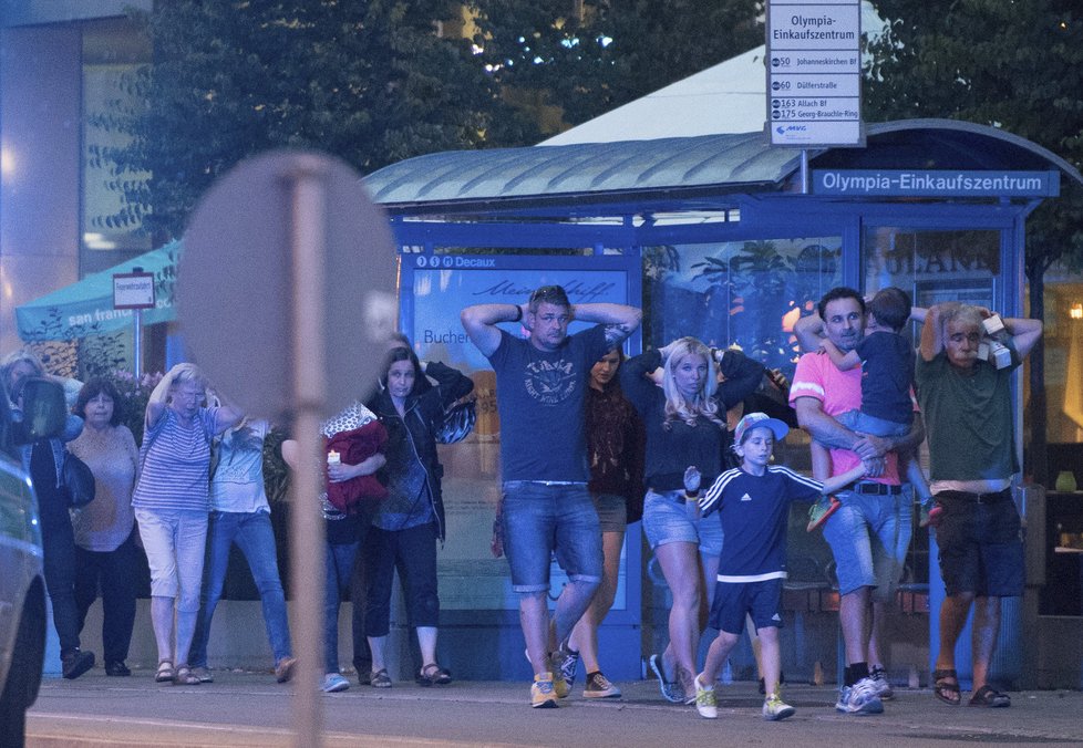 Civilisté odcházejí z obchodního centra v Mnichově, kde došlo ke střelbě.