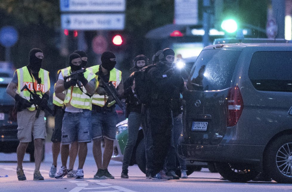 Policisté v Mnichově stále hlídkují kolem obchodního centra.