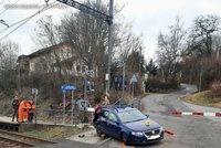 Vůz se postavil do cesty drezíně: Kolize zkomplikovala dopravu kolem Mnichovic u Prahy