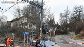 Vůz se postavil do cesty drezíně: Kolize zkomplikovala dopravu kolem Mnichovic u Prahy
