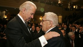 Mnichovská bezpečnostní konference: Viceprezident Joe Biden a Henry Kissinger (7. 2. 2009).