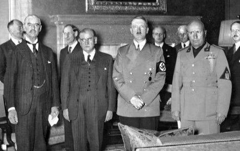 Pakt podepsali britský premiér Neville Chamberlain, francouzský premiér Édouard Daladier, německý kancléř Adolf Hitler a italský diktátor Benito Mussolini (zleva).