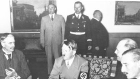 Hitler, Chamberlain, Daladier a Mussolini během konference v Mnichově.