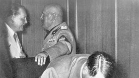 Nacistický zločinec Adolf Hitler podepisuje podvod na Čechoslováky.
