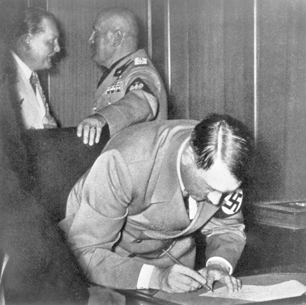 Adolf Hitler při podpisu Mnichovské dohody.