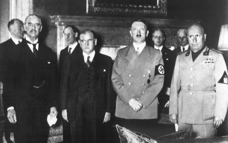 Chamberlaine, Daladier, Hitler a Musollini po podpisu smlouvy 29. září 1938.
