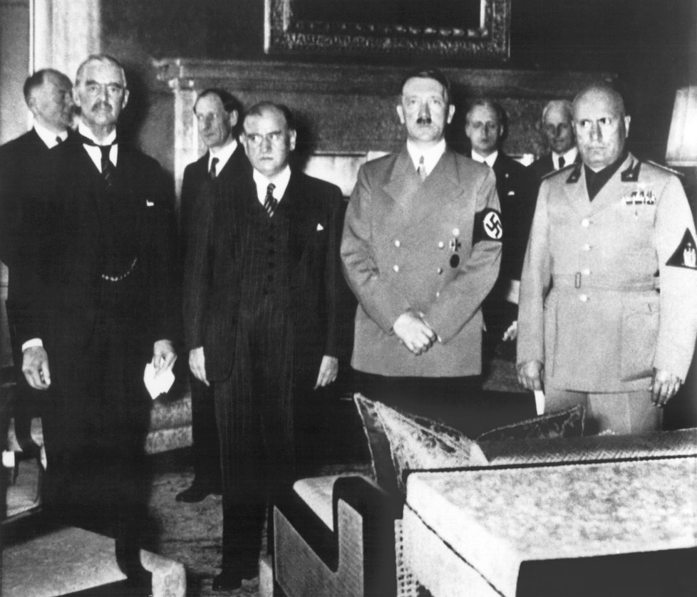 Asistovali mu u toho (zleva) Chamberlain (Británie), Daladier (Francie) a Mussolini (Itálie).