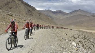 Mniši na kolech přejíždějí Himaláje. Chtějí tak upozornit na pašování dívek z Nepálu 
