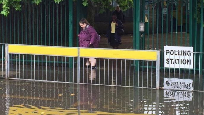 mnozí Britové šli volit i přes lokální povodně