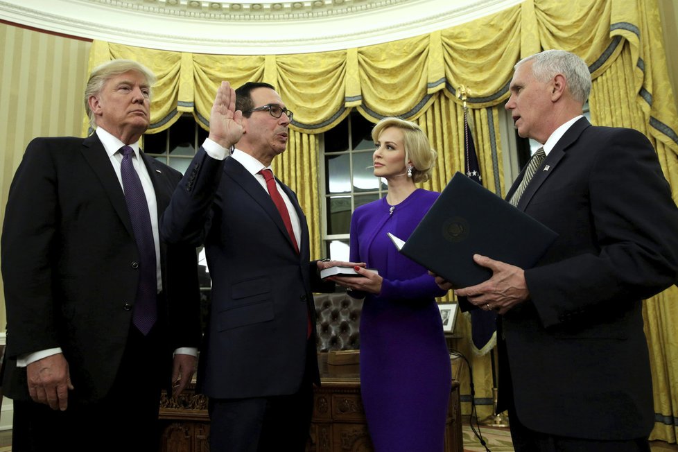 Steve Mnuchin a jeho snoubenka Lousie Lintonová v Oválné pracovně