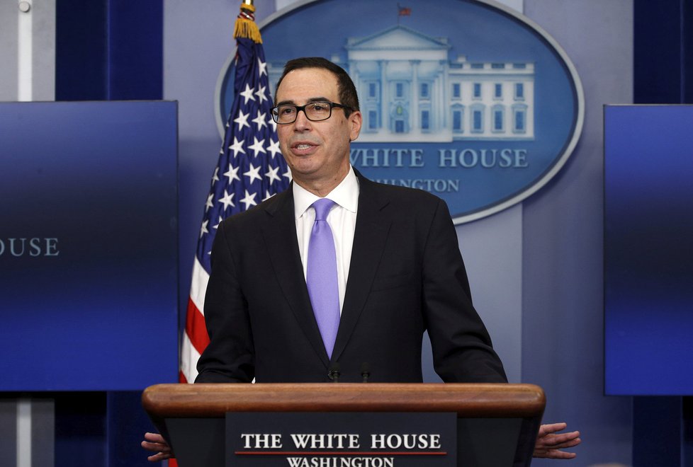 Steve Mnuchin a jeho snoubenka Lousie Lintonová v oválné pracovně