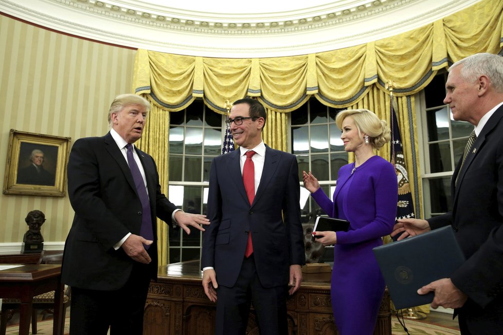 Steve Mnuchin a jeho snoubenka Lousie Lintonová v Oválné pracovně