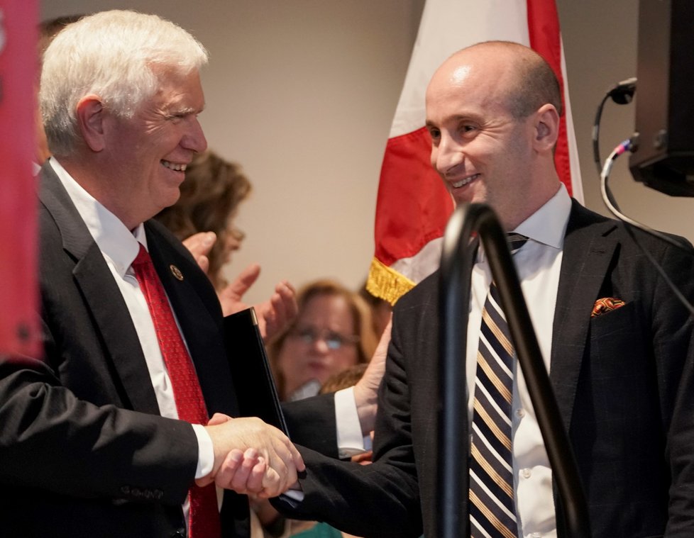 Trumpovci v akci: kongresman Mo Brooks a Stephen Miller, exprezidentův důvěrník.