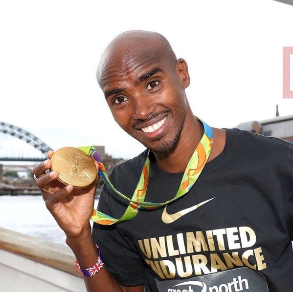 Mo Farah s medailí pro olympijského vítěze