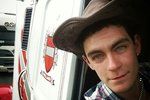 Řidičem nákladního vozu, ve kterém objevili mrtvá těla, byl 25letý Mo Robinson ze Severního Irska