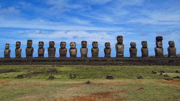 Sochy Moai na Velikonočních ostrovech jsou dílem zmizelého kmenu Rapa Nui.