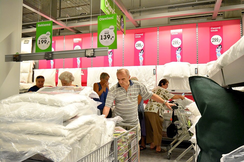 Několik stovek Pražanů vyrazilo ve středu na velké nákupy do Möbelixu. V Kolbenově v rámci slavnostního znovuotevření totiž padaly obrovské slevy.