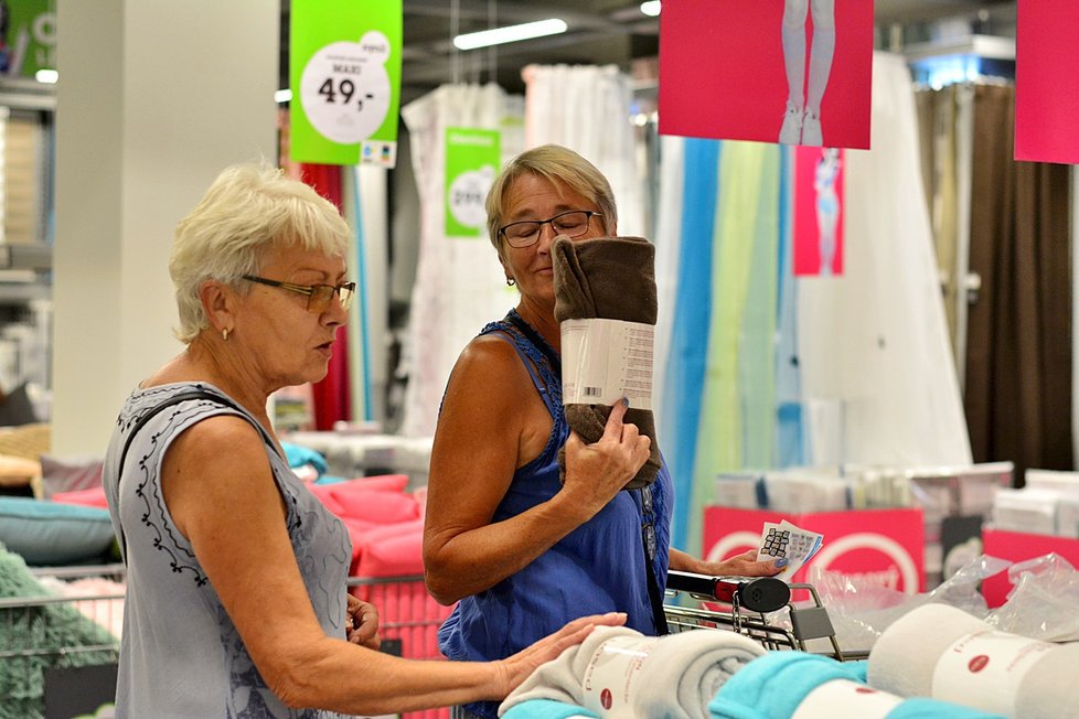 Několik stovek Pražanů vyrazilo ve středu na velké nákupy do Möbelixu. V Kolbenově v rámci slavnostního znovuotevření totiž padaly obrovské slevy.