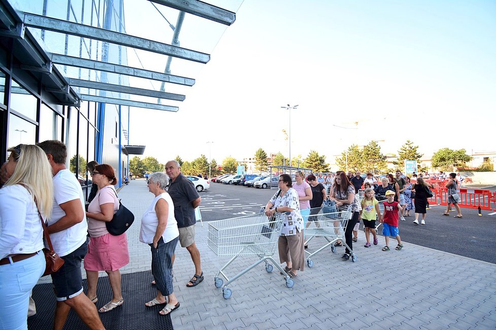 Několik stovek Pražanů vyrazilo ve středu na velké nákupy do Möbelixu. V Kolbenově v rámci slavnostního znovuotevření totiž padaly obrovské slevy.