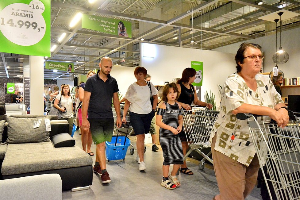 Několik stovek Pražanů vyrazilo ve středu na velké nákupy do Möbelixu. V Kolbenově v rámci slavnostního znovuotevření totiž padaly obrovské slevy.