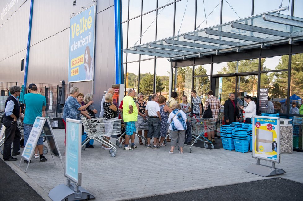 Lidé čekali frontu do nově otevřené prodejny Möbelix v Kolbenově ulici